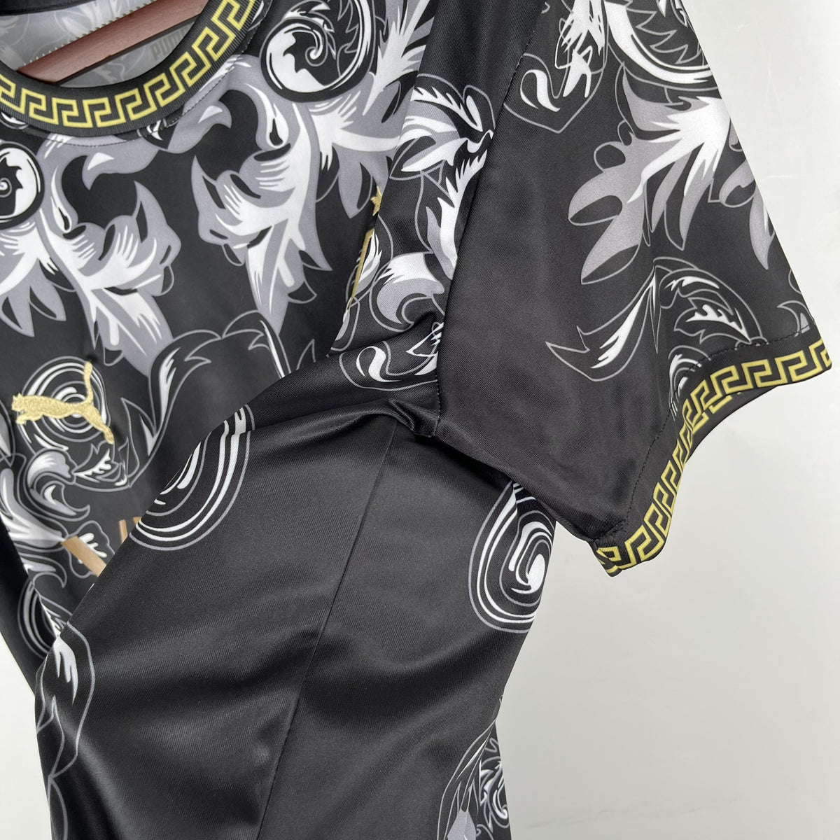 Camisola Itália Edição Especial Preta 23/24 Retro