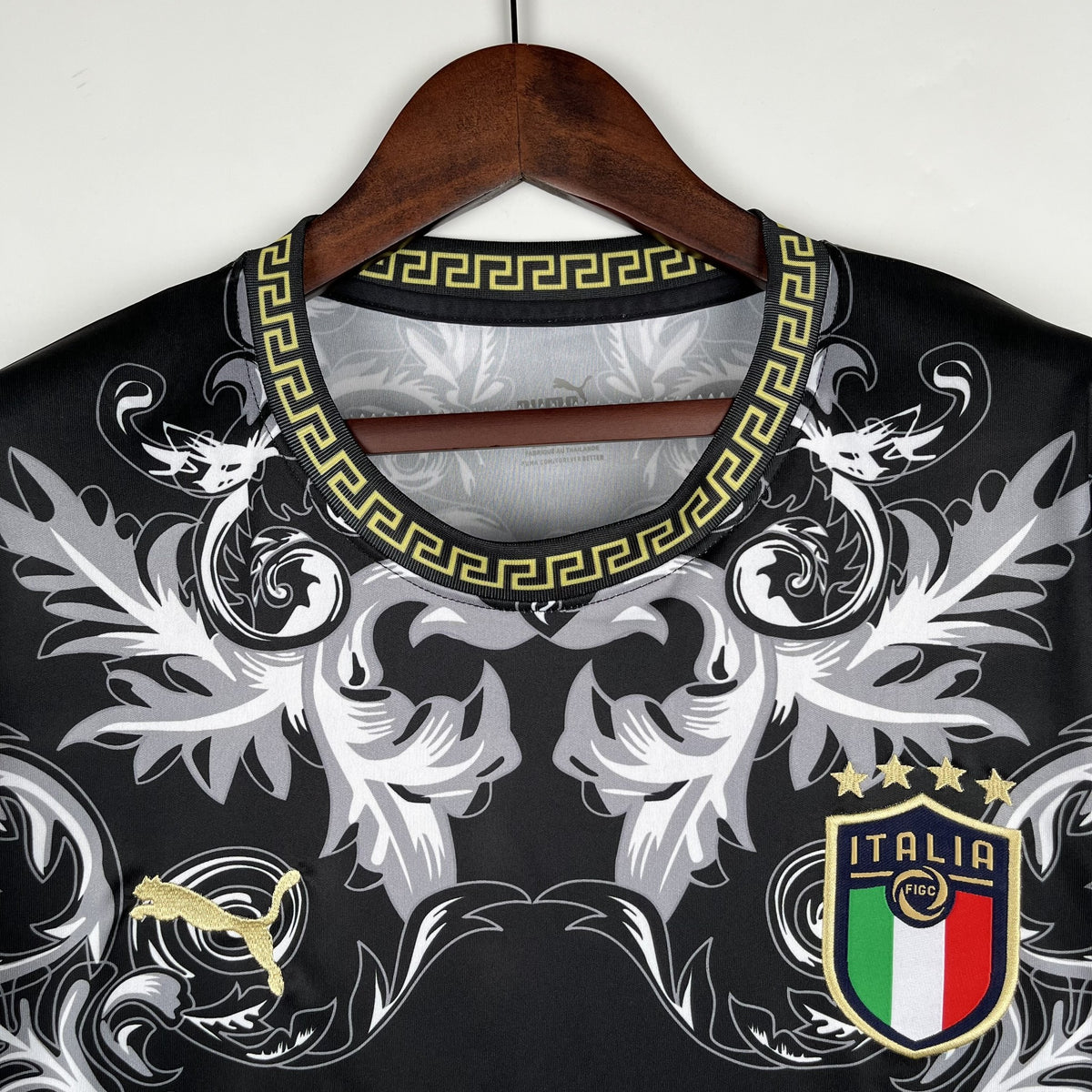 Camisola Itália Edição Especial Preta 23/24 Retro
