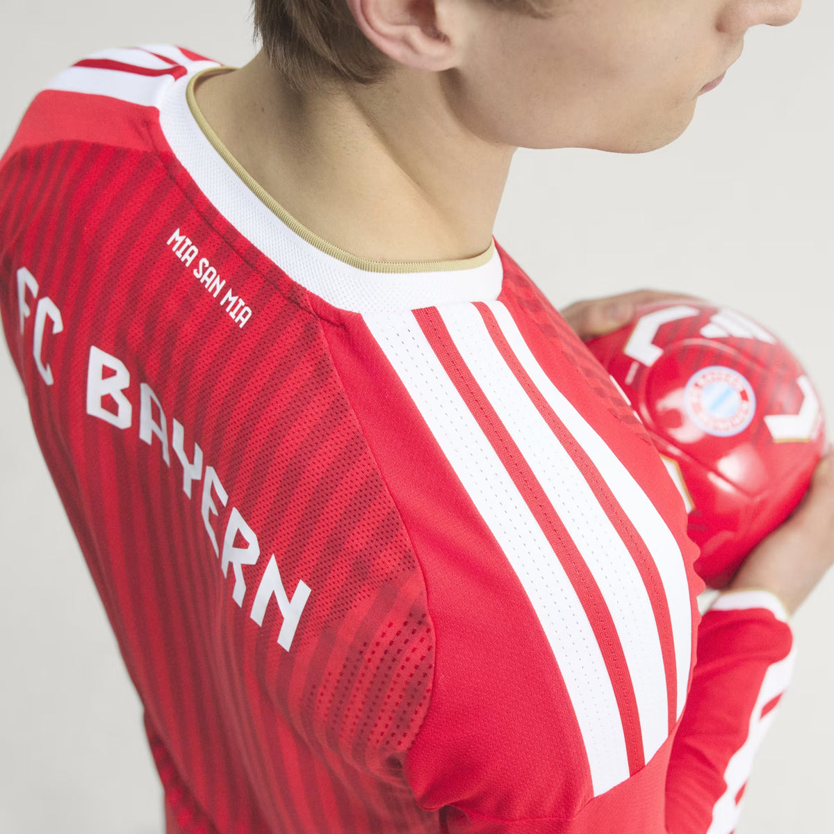 Camisola FC Bayern München 26/27 Principal Maga Cumprida