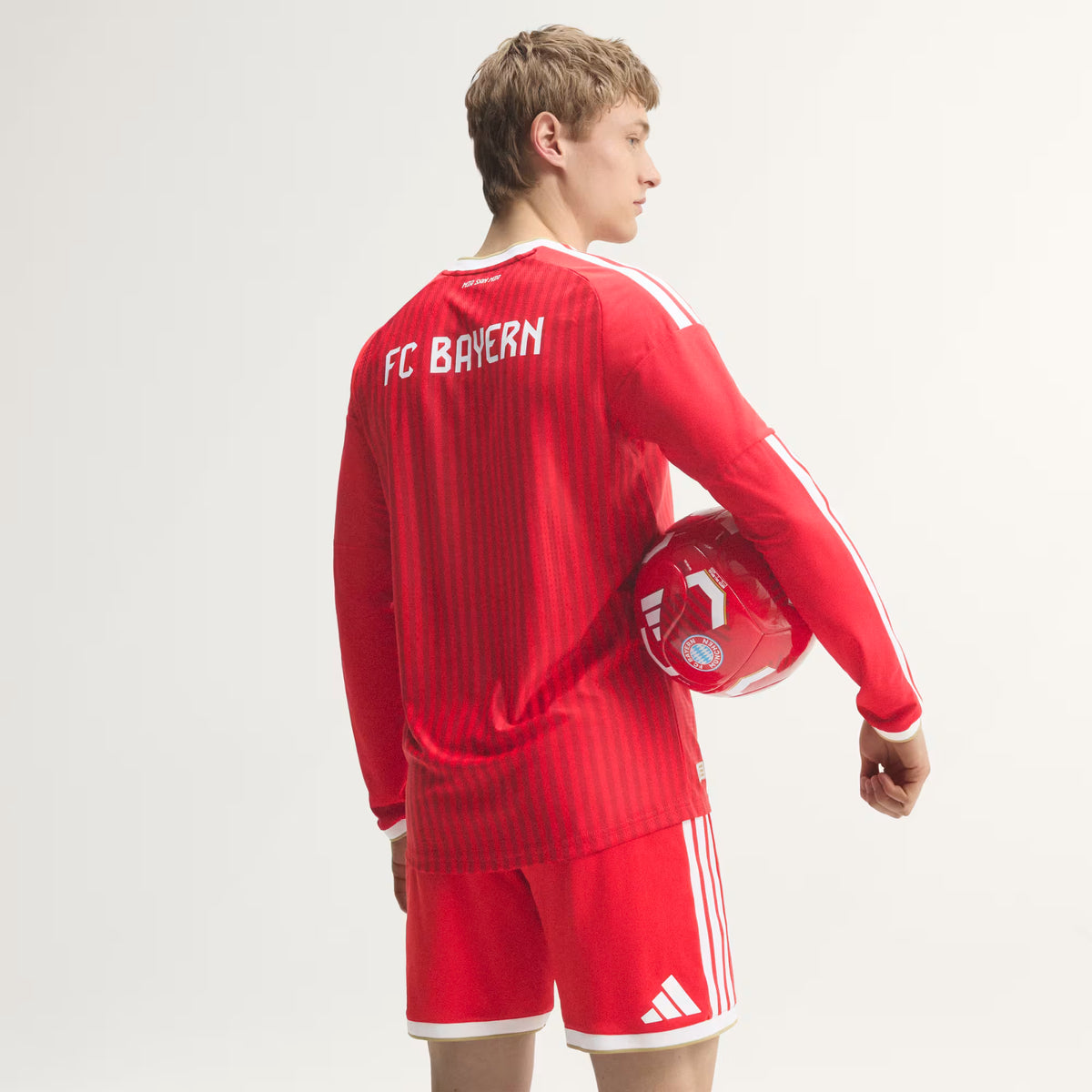 Camisola FC Bayern München 26/27 Principal Maga Cumprida